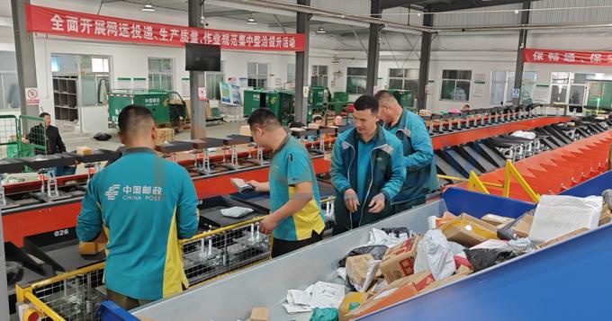 Realkey tilt tray sorter in operation showing package sorting proซีอีss