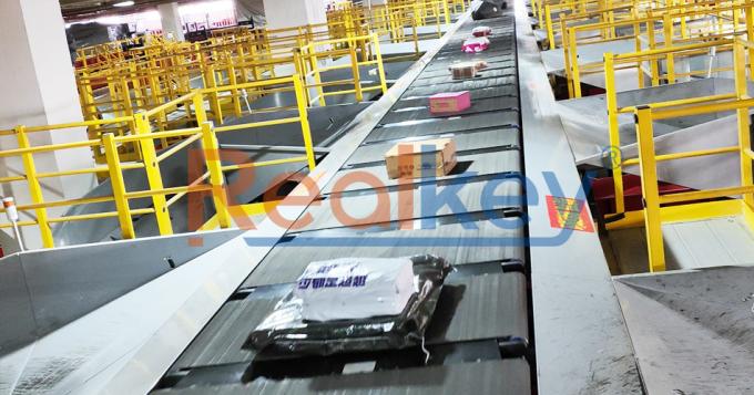 مرتب کننده کمربند متقاطع in operation at warehouse facility