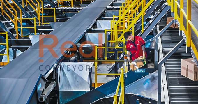 Realkey เครื่องคัดแยกสายพานแคบ in operation sorting various packages